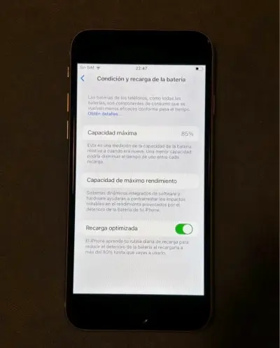 iPhone con pantalla encendida - miniatura 3