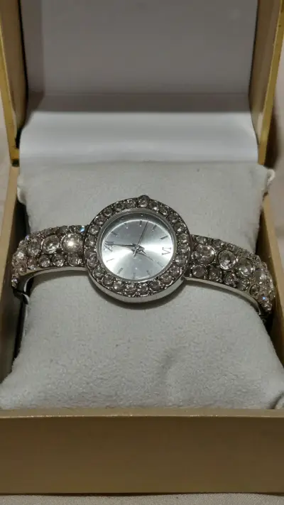 Reloj de pulsera plateado con gemas - miniatura 1