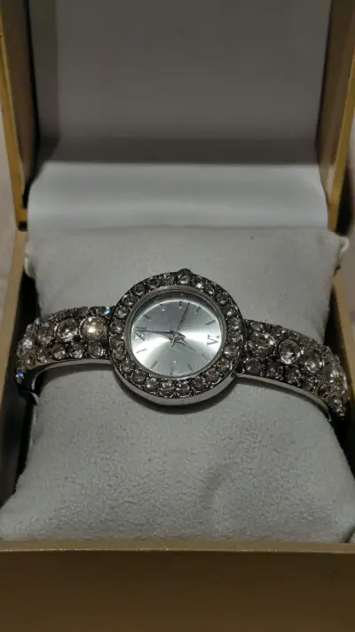 Reloj de pulsera plateado con gemas - miniatura 2