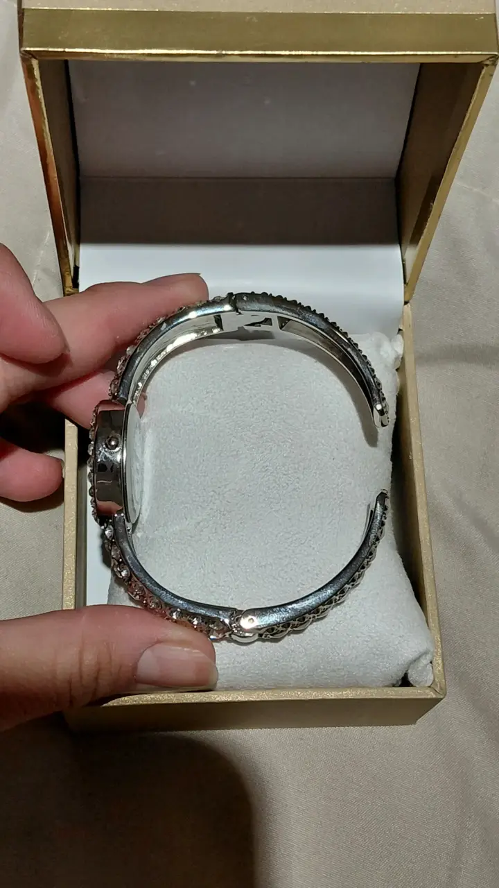 Reloj de pulsera plateado con gemas - 3