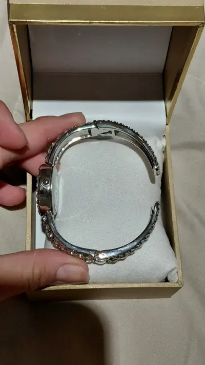 Reloj de pulsera plateado con gemas - miniatura 3