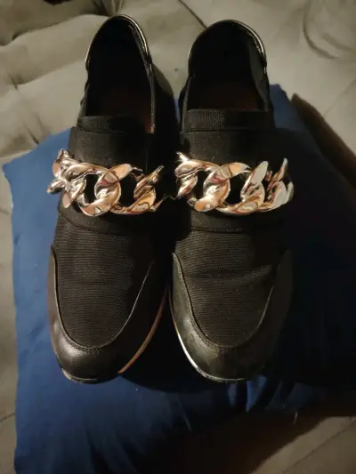 Zapatillas negras con cadena metálica - miniatura 1