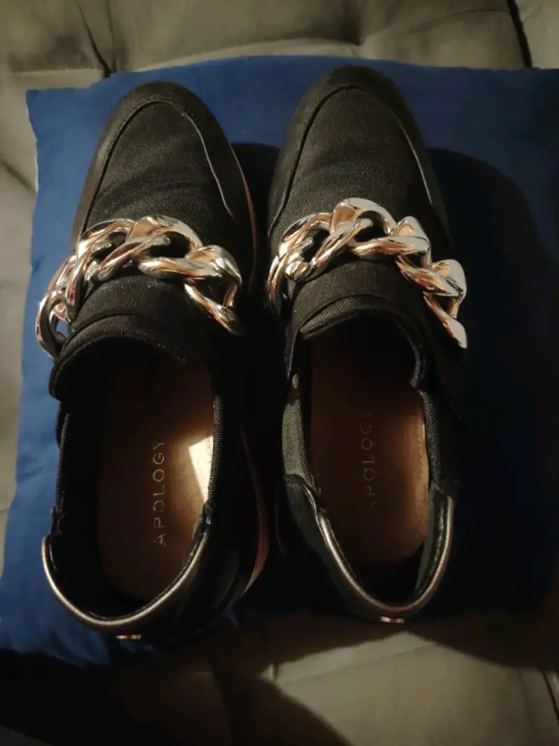 Zapatillas negras con cadena metálica - 3