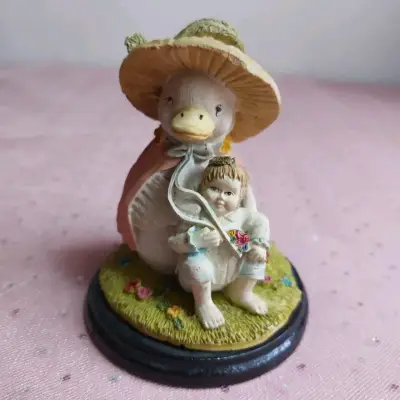 Figura coleccionable pato y niño - miniatura 1