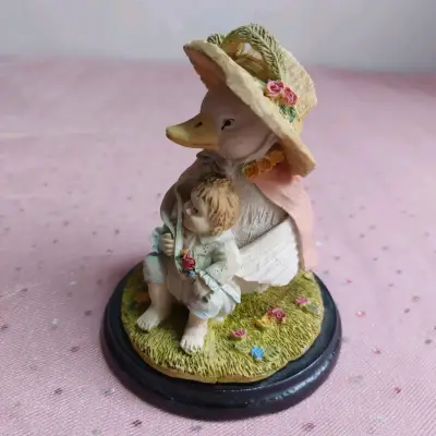 Figura coleccionable pato y niño - miniatura 3