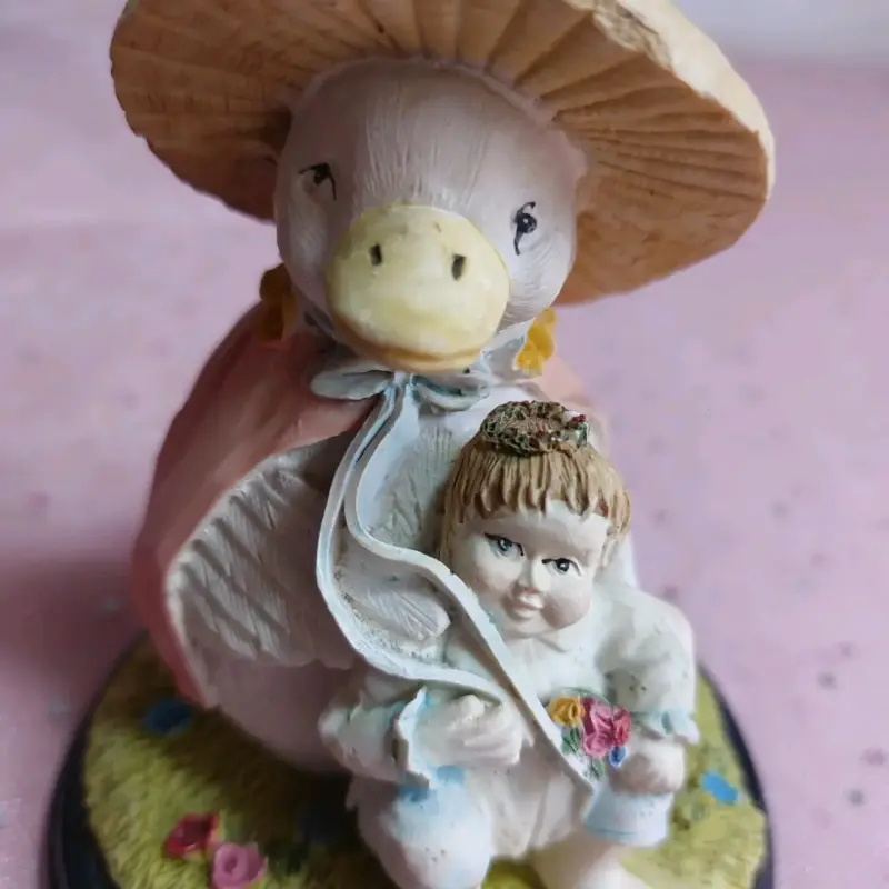Figura coleccionable pato y niño - 4