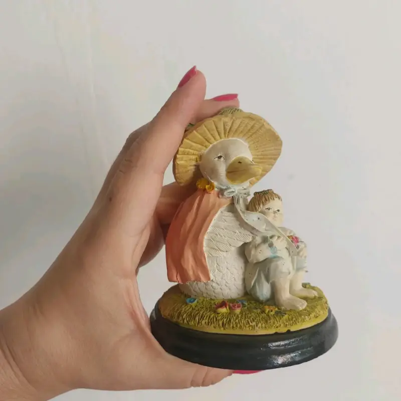 Figura coleccionable pato y niño - 6