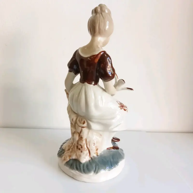 Figura decorativa de porcelana antigua - 2