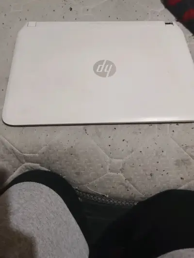 Laptop HP blanca - miniatura 1