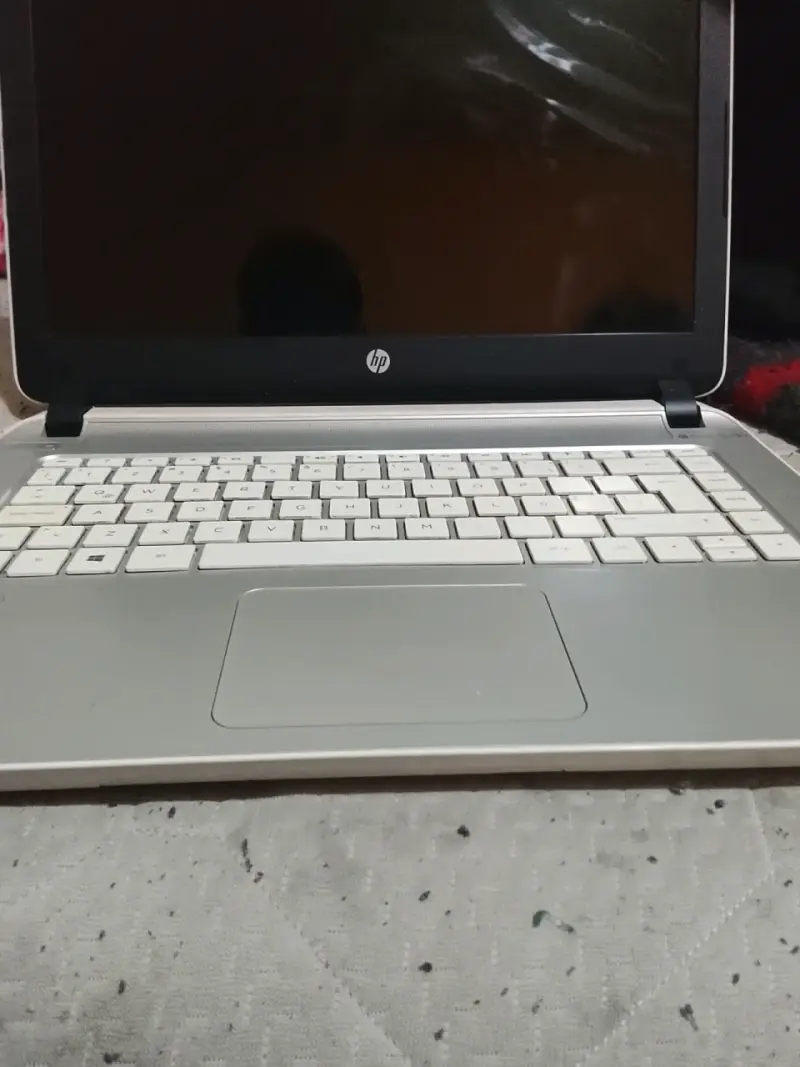 Laptop HP blanca - 2