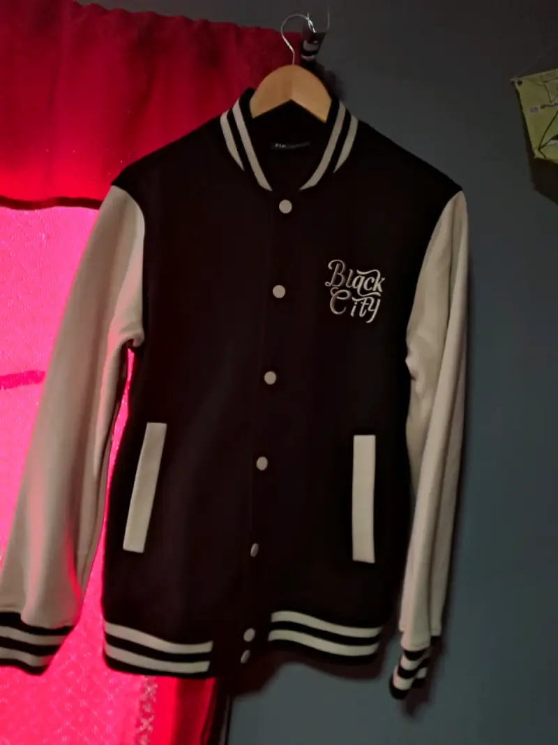 Chaqueta varsity negra y blanca - 1