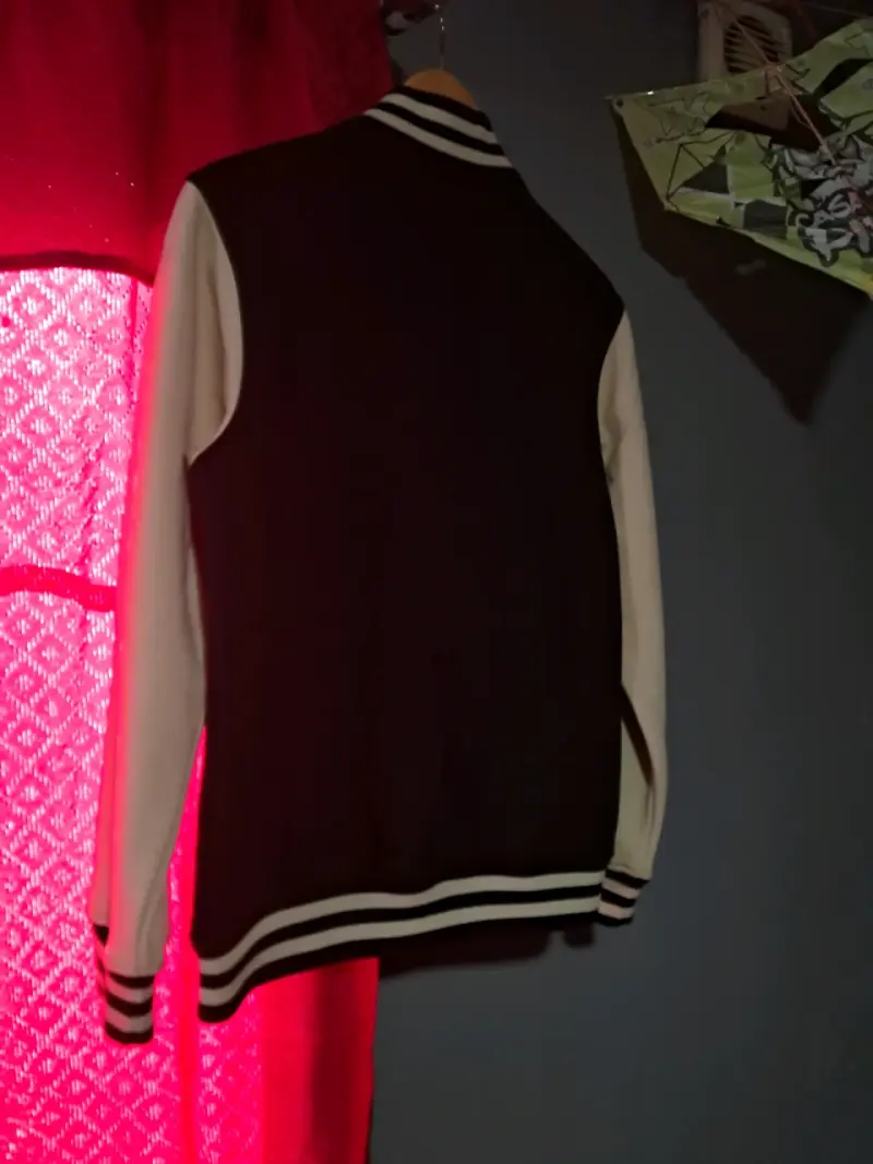 Chaqueta varsity negra y blanca - 2