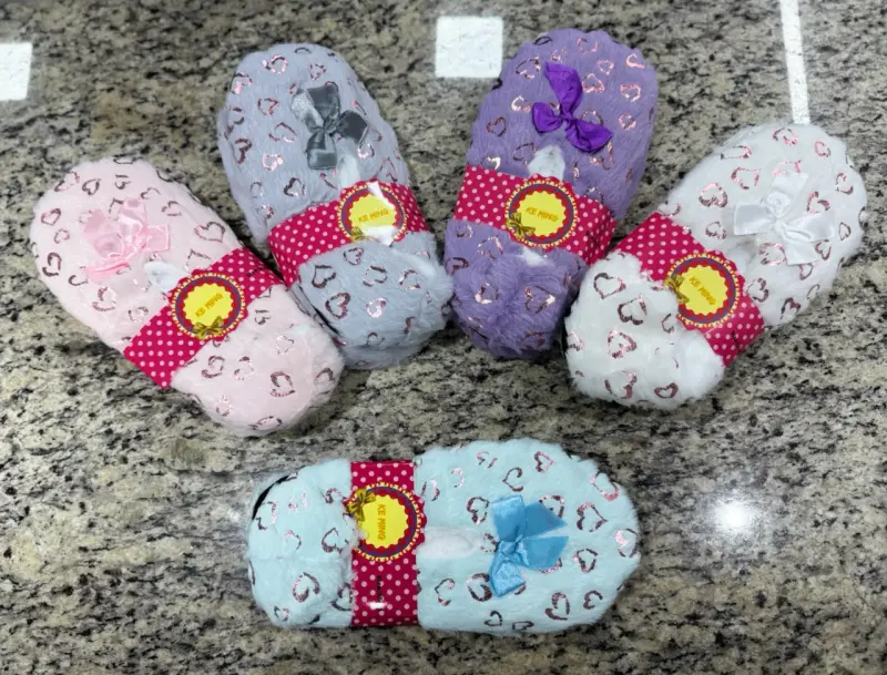Pantuflas peludas con dibujos de corazones - 1