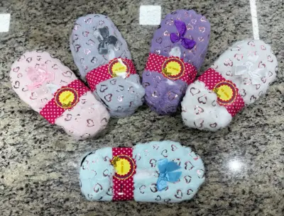 Pantuflas peludas con dibujos de corazones - miniatura 1