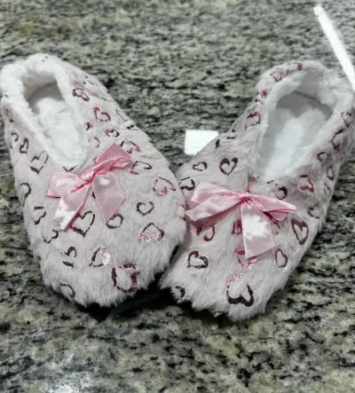Pantuflas peludas con dibujos de corazones - miniatura 3