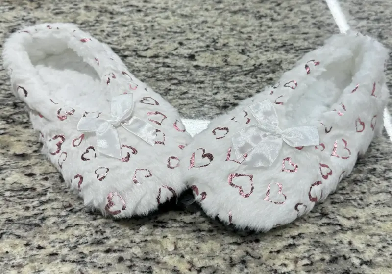 Pantuflas peludas con dibujos de corazones - 4
