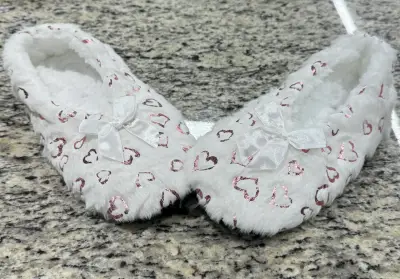 Pantuflas peludas con dibujos de corazones - miniatura 4