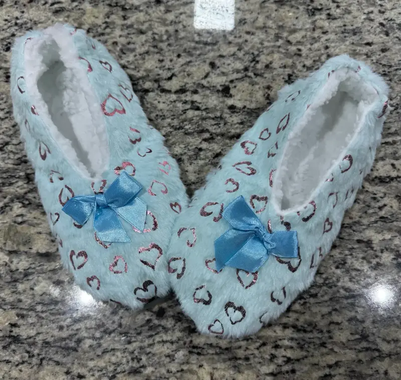 Pantuflas peludas con dibujos de corazones - 5
