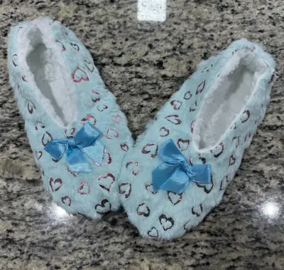 Pantuflas peludas con dibujos de corazones - miniatura 5