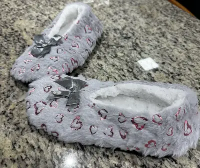 Pantuflas peludas con dibujos de corazones - miniatura 6