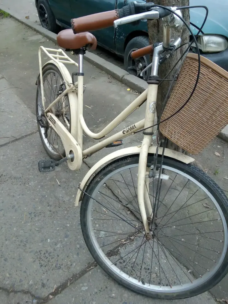 Bicicleta vintage crema con canasto - 1