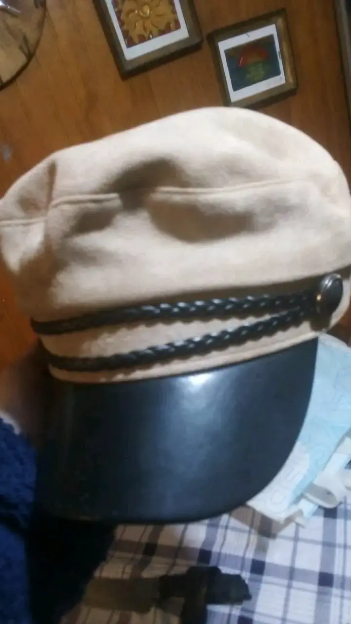 Gorra beige con visera negra - 1