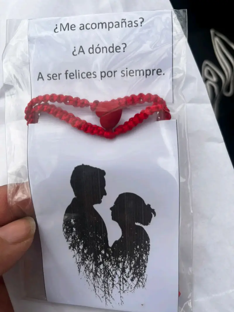 Pulsera roja con frase romántica