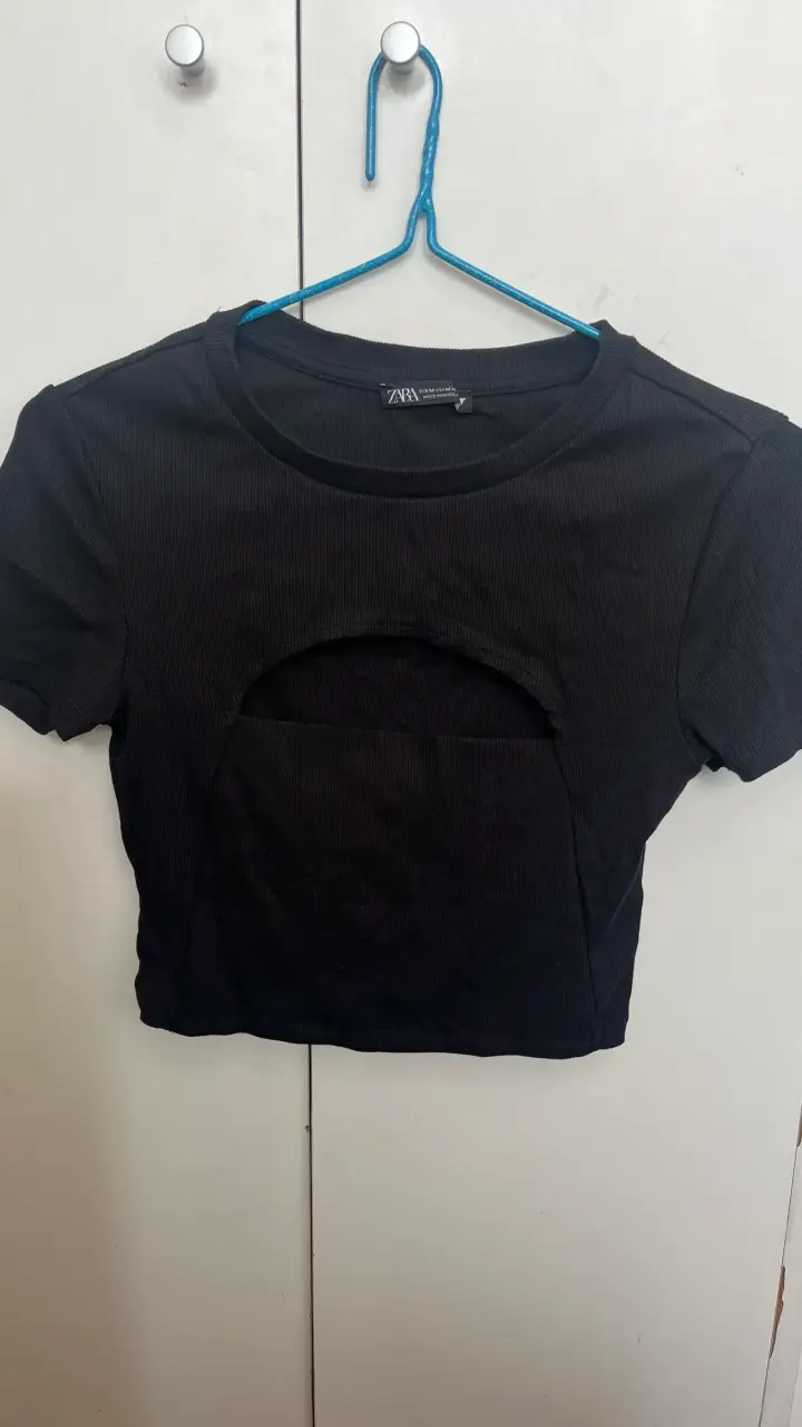 Polera negra con abertura