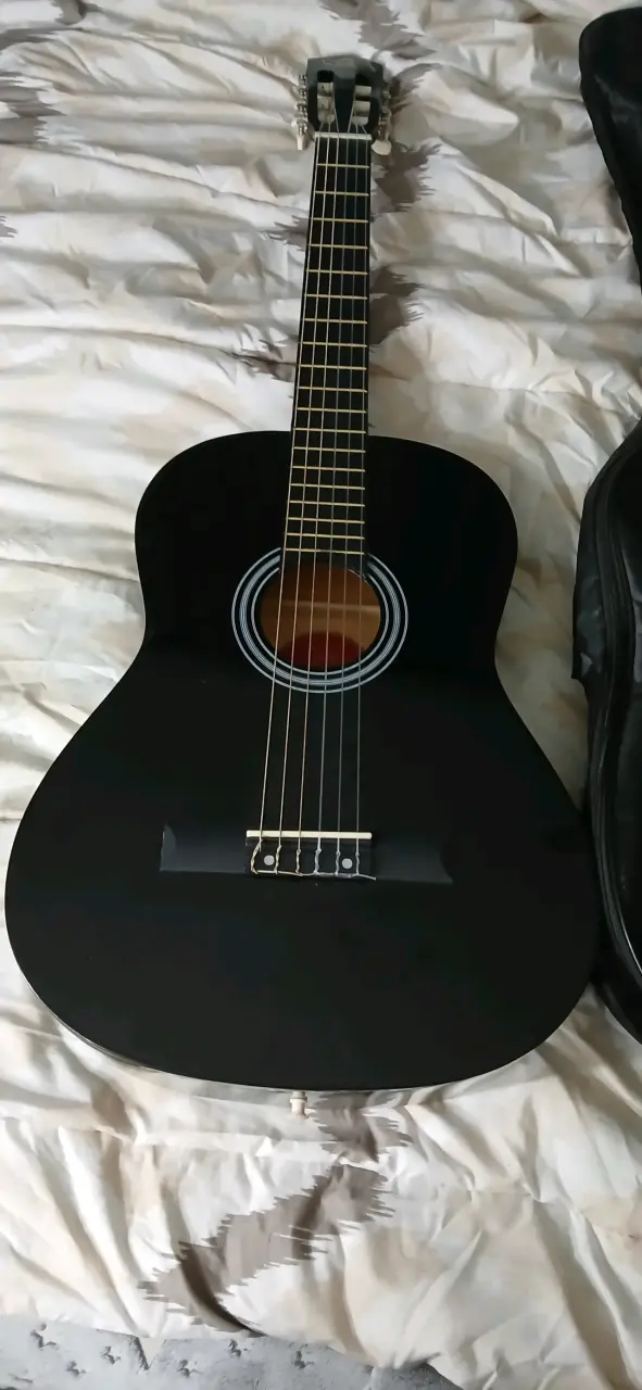 Guitarra acústica negra conversable - 1