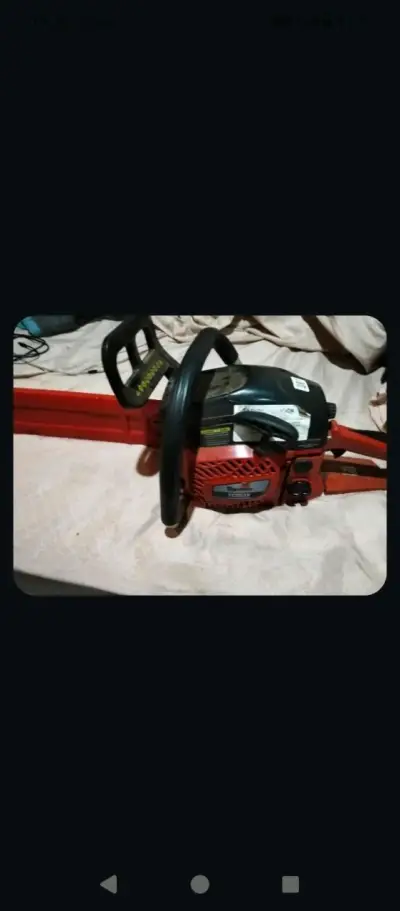 Motosierra roja en buen estado - miniatura 1