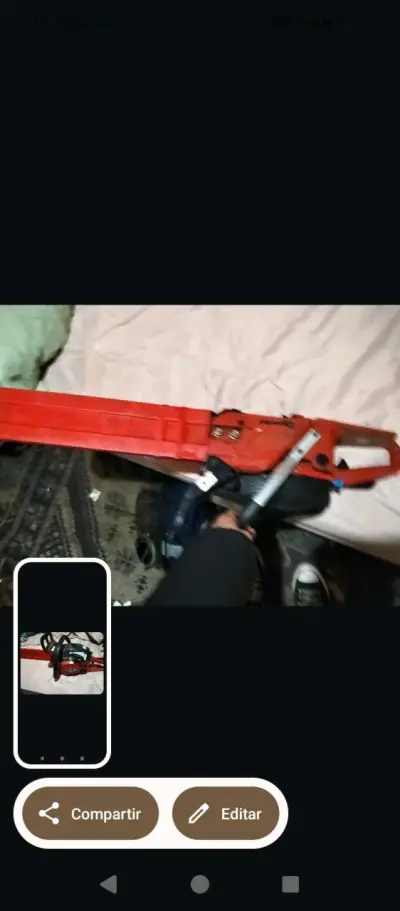Motosierra roja en buen estado - miniatura 2
