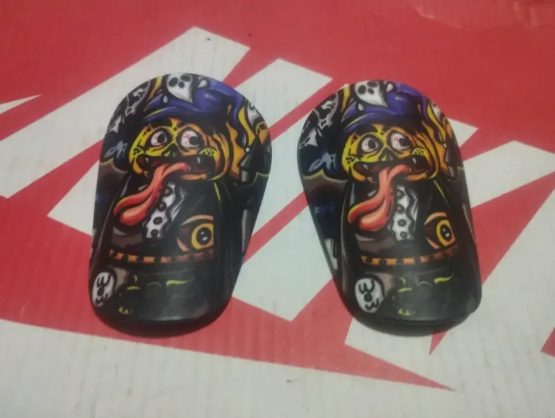 Espinilleras con diseño