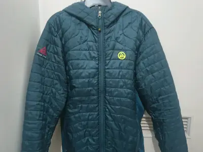 Chaqueta azul acolchada con capucha - miniatura 1