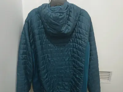 Chaqueta azul acolchada con capucha - miniatura 2
