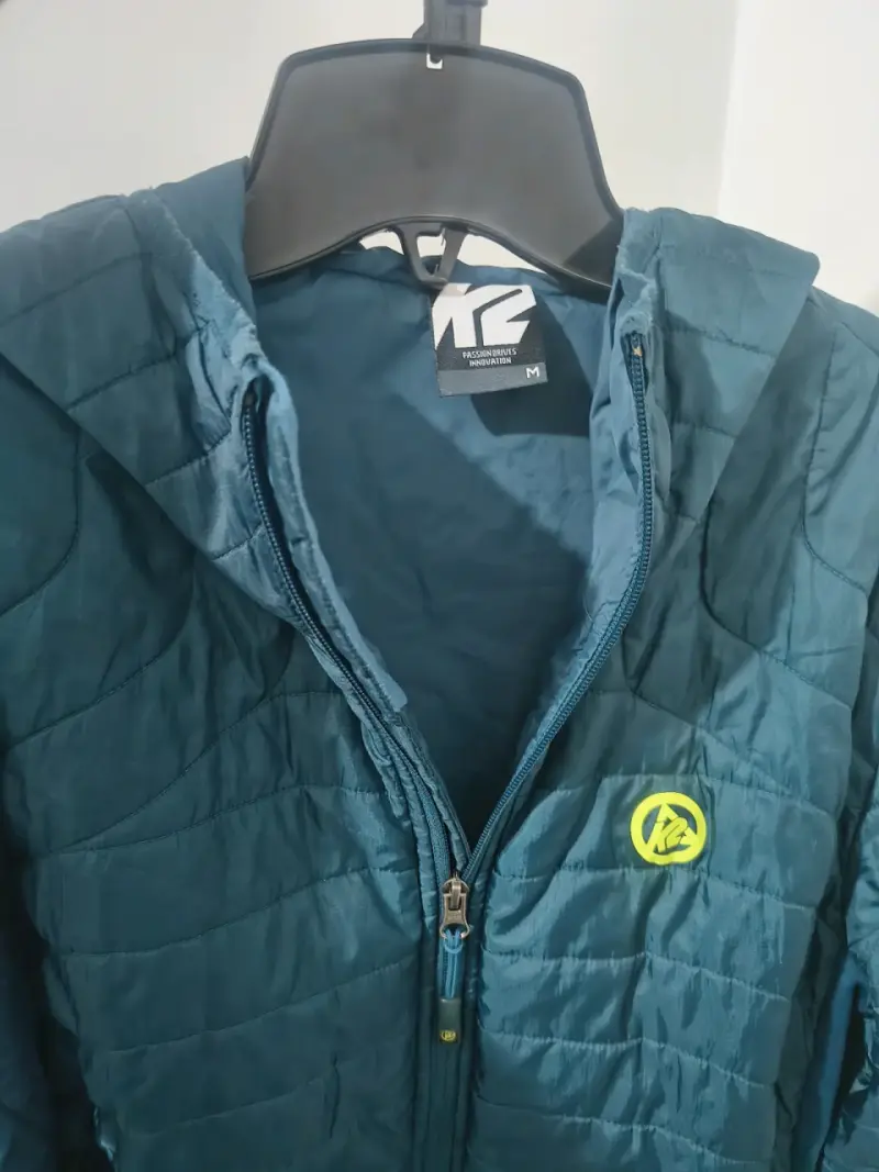 Chaqueta azul acolchada con capucha - 3