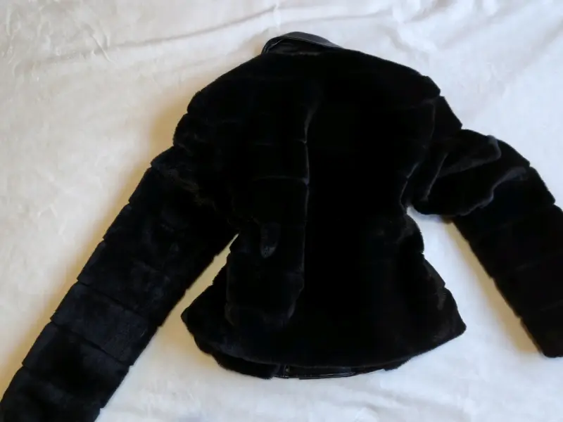 Chaqueta negra Guess con paneles - 10