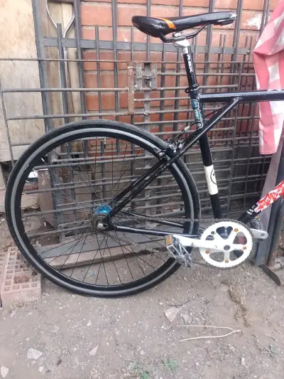 Bicicleta de carretera negra - miniatura 2
