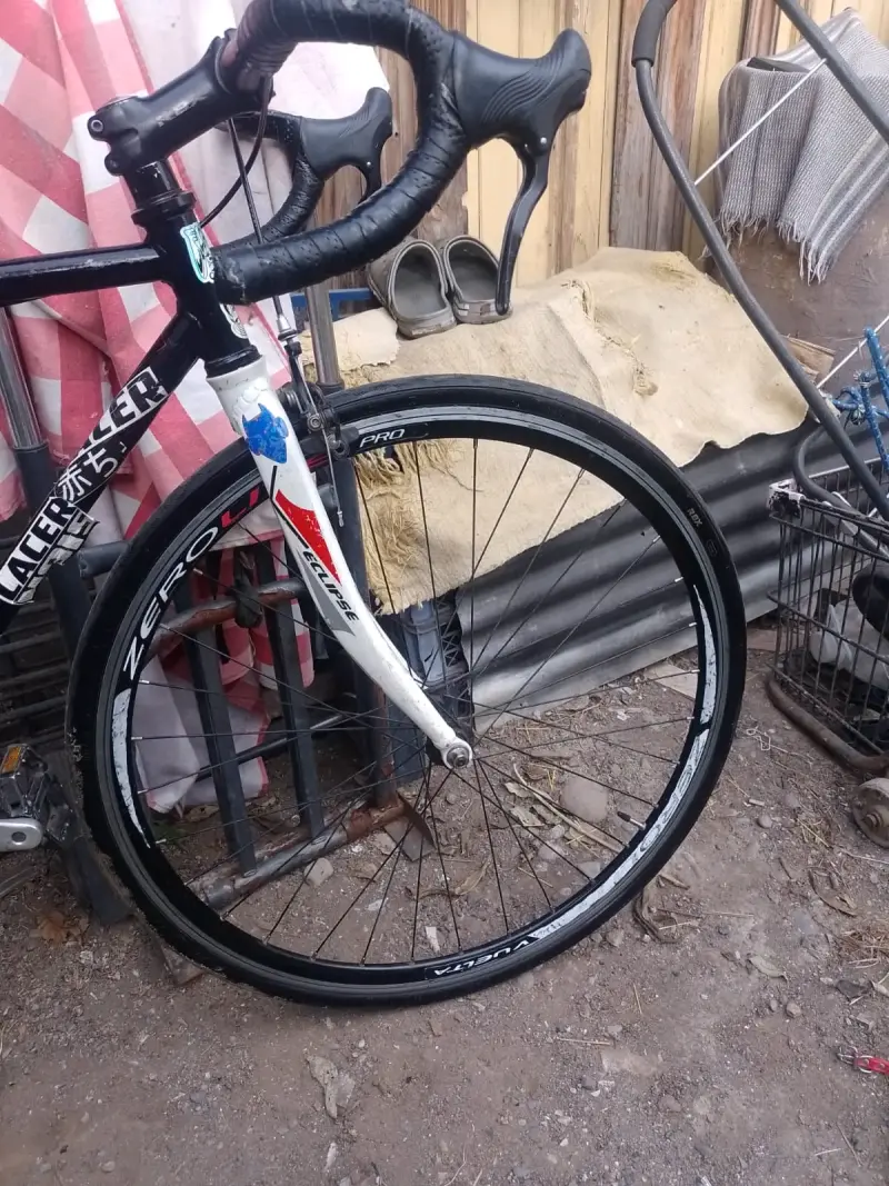 Bicicleta de carretera negra - 3