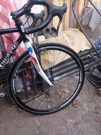 Bicicleta de carretera negra - miniatura 3