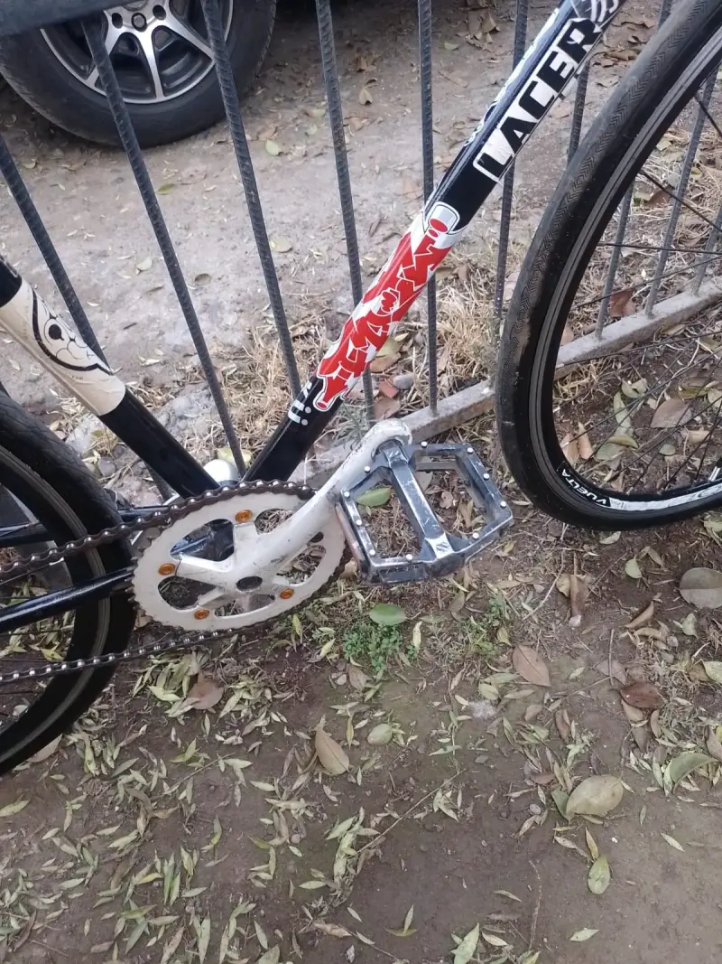 Bicicleta de carretera negra - 4