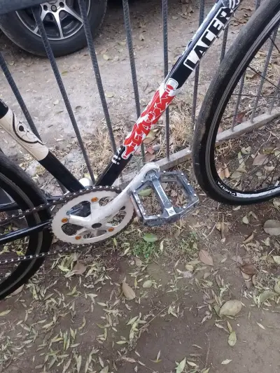 Bicicleta de carretera negra - miniatura 4