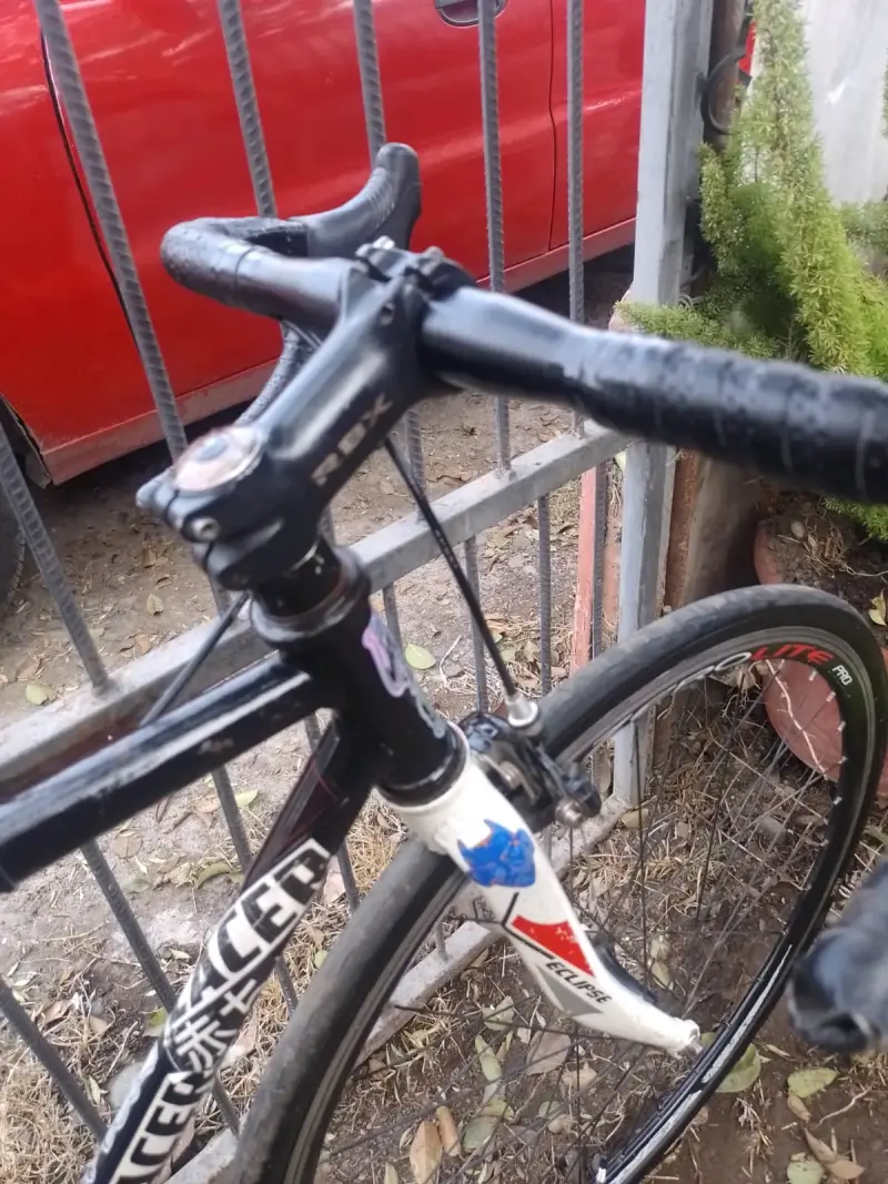 Bicicleta de carretera negra - 5