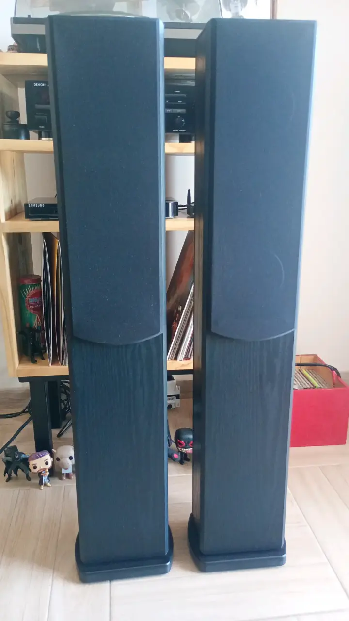 Parlantes de torre negros - 1