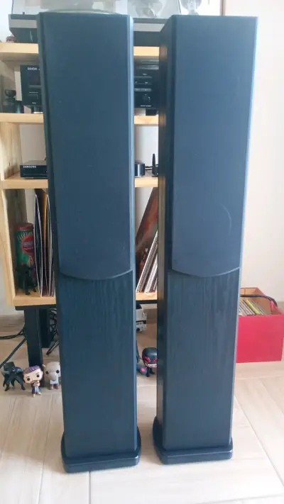 Parlantes de torre negros - miniatura 1
