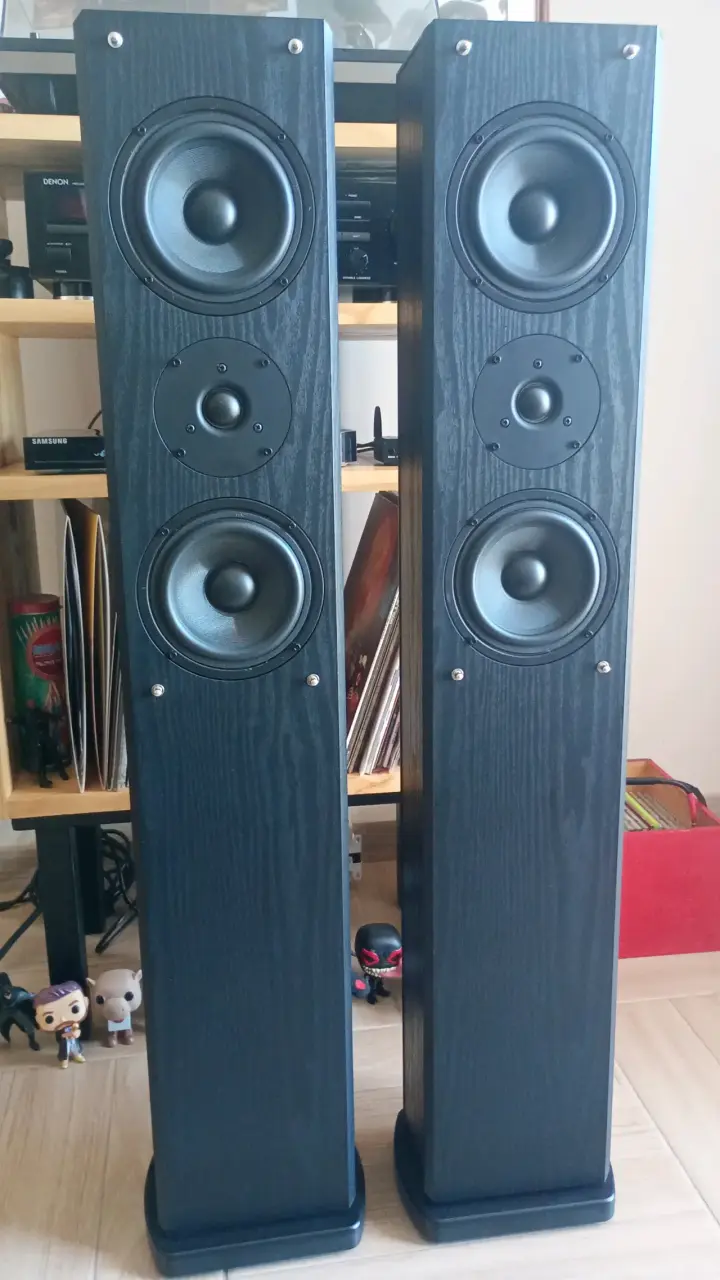 Parlantes de torre negros - 2