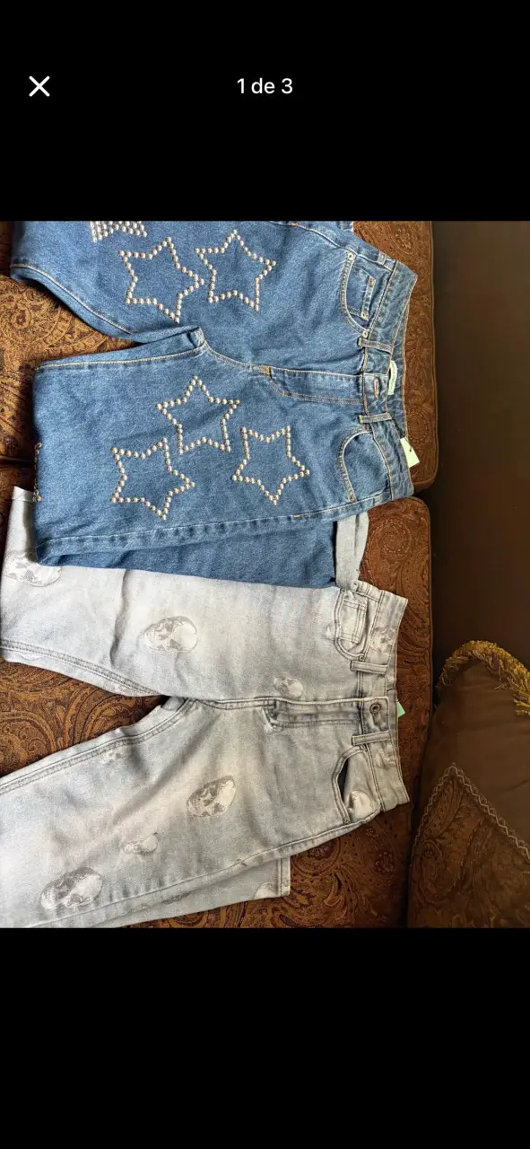 Jeans con estampado de estrellas y cráneos - 1