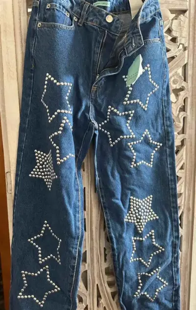 Jeans con estampado de estrellas y cráneos - miniatura 2