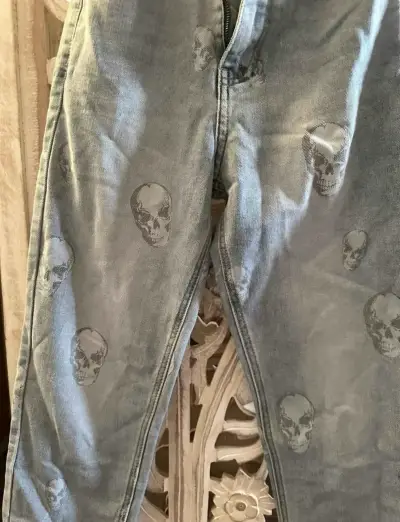 Jeans con estampado de estrellas y cráneos - miniatura 4