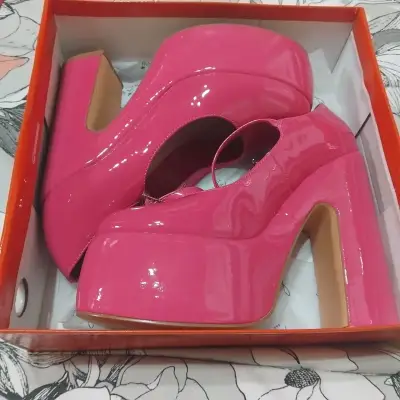 3 pares de Zapatos de taco alto y bototos. - miniatura 1