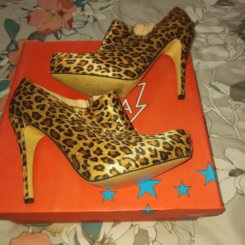 3 pares de Zapatos de taco alto y bototos. - 2